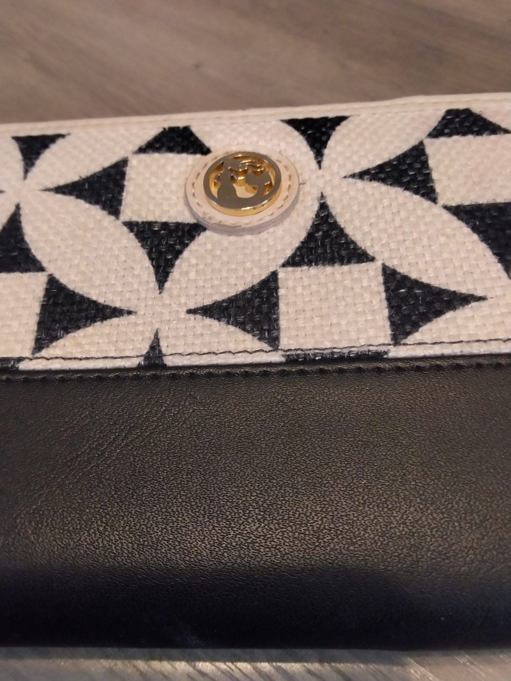 Spartina Stylish Black & White Wristlet Wallet - Designer-Inspired - Picture 5 of 7